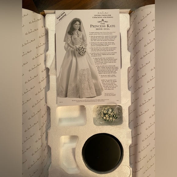 Princess Kate collectible doll from Royal Wedding by Danbury Mint - Picture 3 of 6